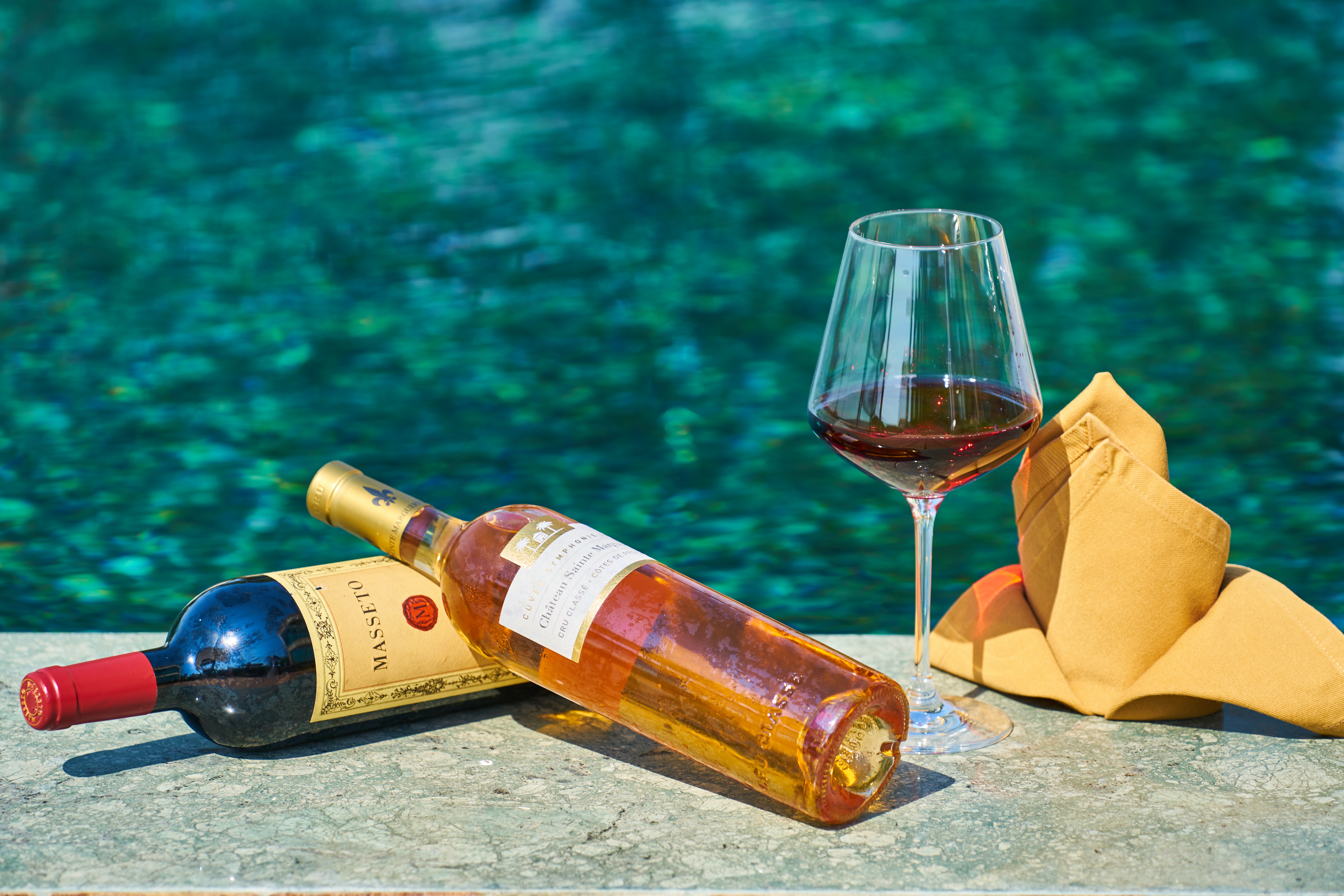 Foto von zwei Gläsern Wein mit dem Meer im Hintergrund